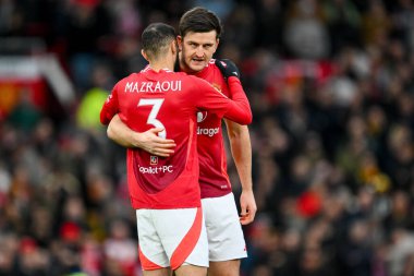 Manchester United takımından Noussair Mazraoui ve Harry Maguire, 2 Mart 2025 tarihinde Birleşik Krallık 'ta oynanan 5.