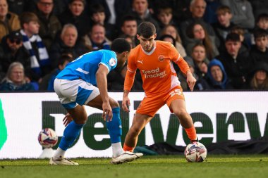 Blackpool 'dan Rob Apter, 1 Mart 2025' te Stockport County 'nin Edgeley Park Stadyumu' nda oynadığı Blackpool maçında topa vuruyor.