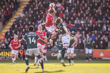 Wrexham AFC 'den Sam Smith, 1 Mart 202' de SToK Cae Ras, Wrexham 'da oynanan Wrexham-Bolton Wanderers maçında topa liderlik ediyor.