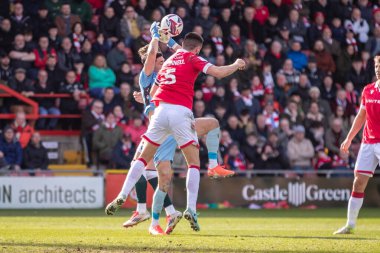 Wrexham AFC 'den Eoghan O' Connell, 1 Mart 2025 'te SToK Cae Ras, Wrexham, İngiltere' de oynanan Wrexham-Bolton Wanderers maçında Bolton Wanderers takımından Luke Southwood 'a faul yaptı.