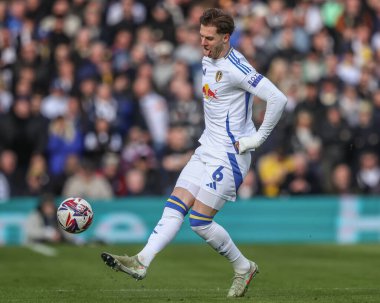 Leeds United takımından Joe Rodon, 1 Mart 202 'de Leeds Road, İngiltere' de Leeds United ile West Bromwich Albion arasındaki Sky Bet Şampiyonası maçında pas attı.