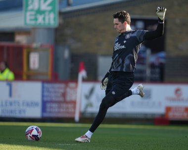 Huddersfield Town 'dan Lee Nicholls, 1 Mart 2025' te İngiltere 'nin Stevenage kentindeki Lamex Stadyumu' nda oynanan Stevenage-Huddersfield Town maçının öncesinde ısınıyor.