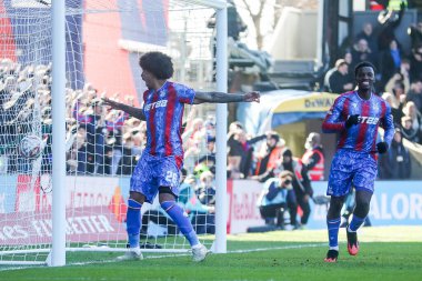 Kristal Saray 'dan Chris Richards Millwall' dan Japhet Tanganga 'yı tebrik ediyor. 1 Mart 2025 tarihinde İngiltere' nin başkenti Selhurst Park 'ta oynanan 5.