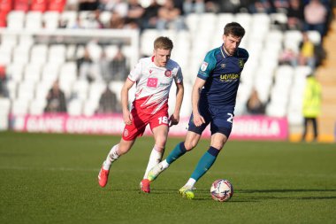 Huddersfield Town 'dan Antony Evans topu Stevenage-Huddersfield Town maçında Stevenage-Huddersfield Town Stevenage, Stevenage, İngiltere' de 1 Mart 2025 'te Harvey White' ın baskısıyla oynuyor.