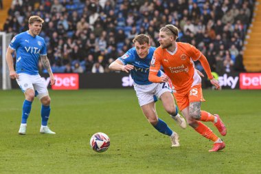 Blackpool takımından Hayden Coulson, 1 Mart 202 'de Stockport County' nin Edgeley Park Stadyumu 'ndaki Blackpool maçında topla bir çıkış yaptı.