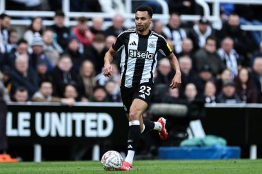 Newcastle United takımından Jacob Murphy, 2 Mart 2025 tarihinde İngiltere 'nin Newcastle kentindeki St. James' s Park 'ta oynanan 5.