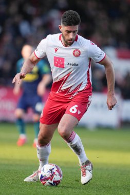 Stevenage takımından Dan Sweeney 1 Mart 2025 'te Stevenage - Huddersfield Town maçı sırasında Lamex Stevenage, İngiltere' de oynandı.