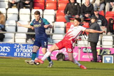 Stevenage 'dan Jake Young, 1 Mart 2025' te Lamex Stevenage, Birleşik Krallık 'taki Stevenage-Huddersfield Town maçında Huddersfield Town maçında Huddersfield Town' dan Josh Ruffels 'a pas atmayı denedi.