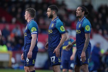 Huddersfield oyuncuları 1 Mart 2025 'te İngiltere' nin başkenti Lamex Stevenage 'de oynanan Stevenage-Huddersfield Town maçında hücum köşesine diziliyorlar.