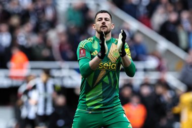 Newcastle United 'tan Martin Dbravka, 2 Mart 2025' te Birleşik Krallık 'taki St. James' s Park 'ta düzenlenen 5. Newcastle United ve Hove Albion karşılaşmasında ev sahibi taraftarları alkışlıyor.