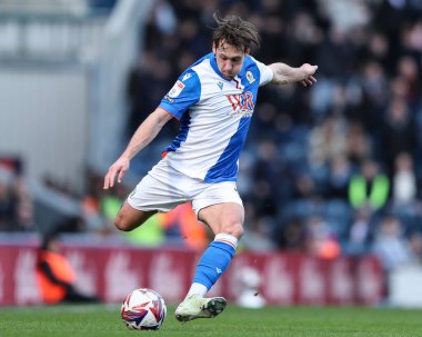 Blackburn Rovers takımından Callum Brittain 1 Mart 202 'de İngiltere' nin Blackburn kentinde Norwich City 'e karşı oynanan Gökyüzü İddia Şampiyonası maçında topu ileri atıyor.