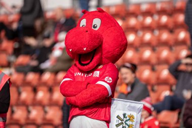Wrex the Dragon, Wrexhams maskotu Sky Bet 1 maçından önce SToK Cae Ras, Wrexham, İngiltere 1 Mart 2025 'te Wrexham ile Bolton Wanderers karşılaşacak.