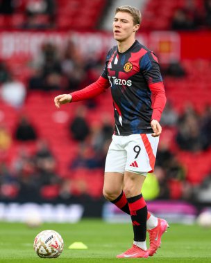 Manchester United takımından Rasmus Hjlund, Birleşik Krallık 'ın Old Trafford kentinde oynanan 5. Raund Manchester United maçından önce ısınıyor.