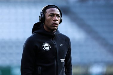 Brighton & Hove Albion 'dan Pervis Estupin, 2 Mart 2025 tarihinde Birleşik Krallık' taki St. James 's Park, Newcastle' da düzenlenen 5.