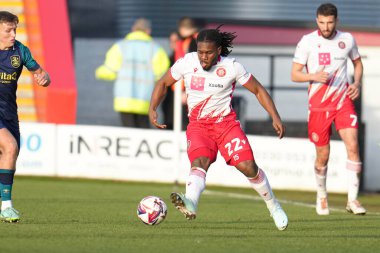 Stevenage takımından Daniel Phillips, 1 Mart 2025 'te İngiltere' nin Lamex Stevenage kentinde oynanan Stevenage-Huddersfield Town maçında topa vuruyor.