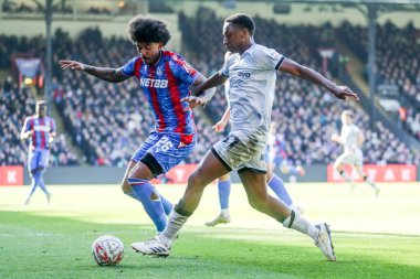 Kristal Saray 'dan Chris Richards, 1 Mart 2025' te İngiltere 'nin Selhurst Park kentinde oynanan 5. Dünya Kupası karşılaşmasında Millwall' dan Raees Bangura-Williams ile top için mücadele ediyor.
