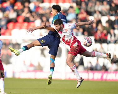 Huddersfield Town takımından Nick Freeman ve Ruben Roosken, 1 Mart 202 'de Lamex Stevenage, Stevenage, Huddersfield Town' a karşı oynanan Sky Bet 1 karşılaşmasında baş başa mücadele ettiler.