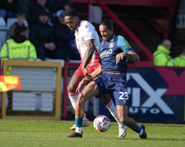 Stevenage 'den Brandon Hanlan, 1 Mart 2025' te İngiltere 'nin Lamex Stadyumu' nda oynanan Stevenage-Huddersfield Town maçında Huddersfield maçında Huddersfield Town 'a karşı top için Huddersfield Town' dan Nigel Lonwijk ile mücadele ediyor.