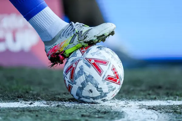 Kristal Saray 'dan Eberechi Eze, Birleşik Krallık' ın başkenti Londra 'daki Selhurst Park' ta oynanan 5. Round FA Cup karşılaşmasında Emirlikler Kupası 'nın topunda yer alan botlar.