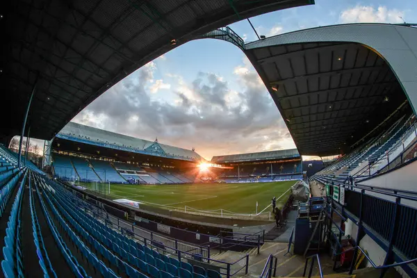 28 Şubat 2025 'te Hillsborough, Sheffield, Sheffield, İngiltere' de Çarşamba günü oynanan Gök İddia Şampiyonası maçında güneş Hillsborough 'da batıyor.