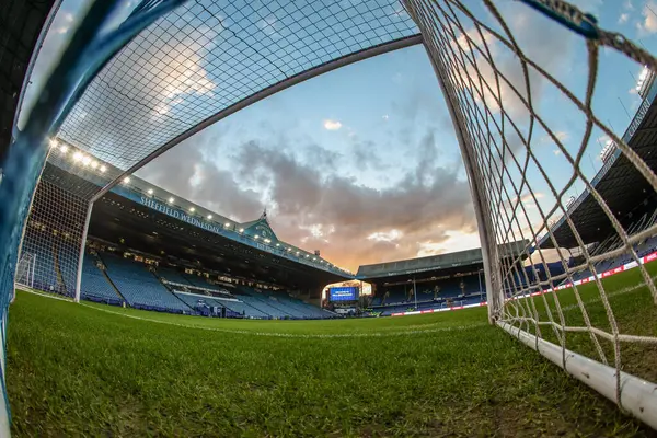 28 Şubat 2025 'te Hillsborough, Sheffield, Sheffield, İngiltere' de Çarşamba günü oynanan Gök İddia Şampiyonası maçında güneş Hillsborough 'da batıyor.