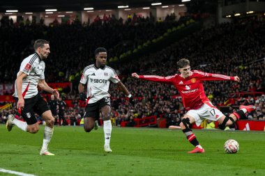 Manchester United takımından Alejandro Garnacho, Birleşik Krallık 'ın Old Trafford kentinde oynanan 5. Raund Manchester United - Fulham maçında topu çaprazladı.