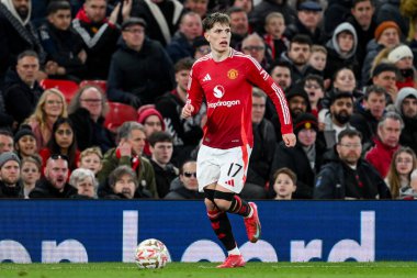 Manchester United takımından Alejandro Garnacho, Birleşik Krallık 'ın Old Trafford kentinde oynanan 5. Raund Manchester United - Fulham maçında topla koşuyor.