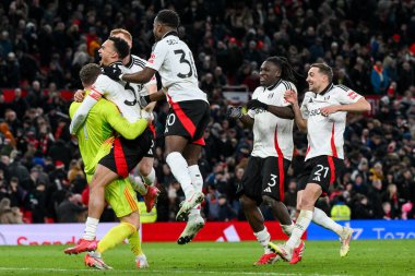 Fulham 'dan Bernd Leno, 2 Mart 2025' te Old Trafford, Manchester, İngiltere 'de oynanan 5. Raund Manchester United Fulham maçında takım arkadaşlarıyla penaltıları kazandıktan sonra kutluyor.