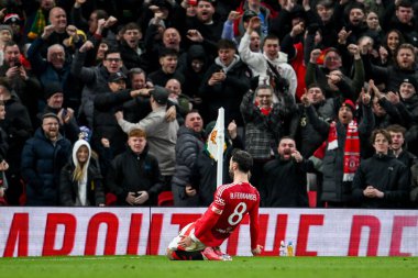 Manchester United takımından Bruno Fernandes, Birleşik Krallık 'ın Old Trafford kentinde oynanan 5. Raund Manchester United - Fulham maçında 1-1' lik galibiyet golünü kutluyor.
