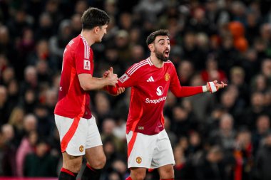 Manchester United 'dan Harry Maguire ve Bruno Fernandes, 2 Mart 2025' te Old Trafford, Manchester, Birleşik Krallık 'ta oynanan 5.