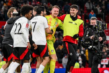 Fulham 'dan Bernd Leno, 2 Mart 2025' te Old Trafford, Manchester, İngiltere 'de oynanan 5. Raund Manchester United - Fulham maçında Antonee Robinson ile penaltıları kazandı.