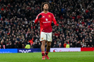 Manchester United 'dan Joshua Zirkzee, 2 Mart 2025' te Old Trafford, Manchester, İngiltere 'de oynanan 5. Rauntluk Manchester United - Fulham maçında takımın 5. penaltısını kaçırınca tepki gösterdi.