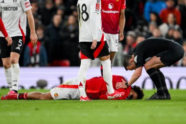 Manchester United takımından Joshua Zirkzee, Birleşik Krallık 'ın Old Trafford kentinde oynanan 5. Raund Manchester United - Fulham maçında sakatlandı.