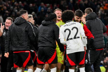 Fulham 'dan Bernd Leno, 2 Mart 2025' te Old Trafford, Manchester, İngiltere 'de oynanan 5. Raund Manchester United - Fulham maçında Antonee Robinson ile penaltıları kazandı.