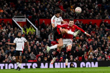 Fulham 'dan Raul Jimenez, Manchester United ile Manchester United' ın Old Trafford, Manchester, Birleşik Krallık 'ta oynanan 5. Raund karşılaşmasında Manchester United' ın Diogo Dalot ile birlikte topa atlıyor.