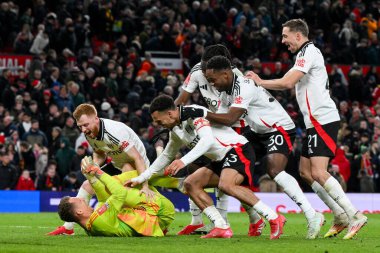 Fulham 'dan Bernd Leno, 2 Mart 2025' te Old Trafford, Manchester, İngiltere 'de oynanan 5. Raund Manchester United Fulham maçında takım arkadaşlarıyla penaltıları kazandıktan sonra kutluyor.