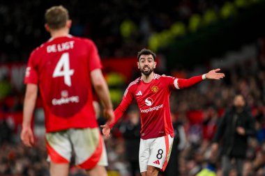 Manchester United takımından Bruno Fernandes, Birleşik Krallık 'ın Old Trafford şehrinde oynanan 5. Raund Manchester United - Fulham maçında Matthijs de Ligt' e talimat verdi.