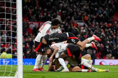 Fulham 'dan Bernd Leno, 2 Mart 2025' te Old Trafford, Manchester, İngiltere 'de oynanan 5. Raund Manchester United - Fulham maçında Antonee Robinson ile penaltıları kazandı.
