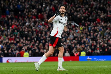 Fulham 'dan Raul Jimenez, takımın 2 Mart 2025' te Old Trafford, Manchester, İngiltere 'de oynanan 5. Raund Manchester United - Fulham maçında aldığı ilk penaltıyı kutluyor.
