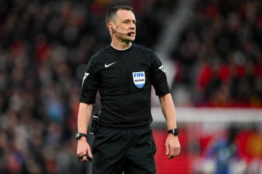Hakem Stuart Attwell, Birleşik Krallık 'ın Old Trafford kentinde oynanan 5. Raund Manchester United - Fulham karşılaşmasında, 2 Mart 2025
