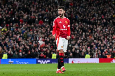 Manchester United 'dan Bruno Fernandes, 2 Mart 2025 tarihinde Birleşik Krallık' ın Old Trafford kentinde oynanan 5. Raund Manchester United - Fulham karşılaşmasında takımın ilk penaltısını atmasını kutluyor.