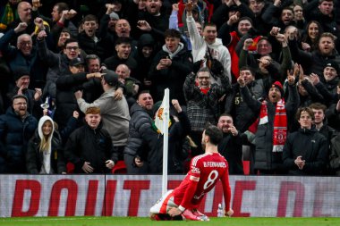 Manchester United takımından Bruno Fernandes, Birleşik Krallık 'ın Old Trafford kentinde oynanan 5. Raund Manchester United - Fulham maçında 1-1' lik galibiyet golünü kutluyor.