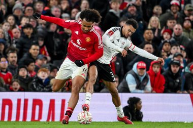 Manchester United takımından Joshua Zirkzee, 2 Mart 2025 'te Old Trafford, Manchester, Birleşik Krallık' ta oynanan 5 'inci turda Fulham ile oynanan Emirlikler Kupası karşılaşmasında Fulham' lı Antonee Robinson ile top için mücadele etti.