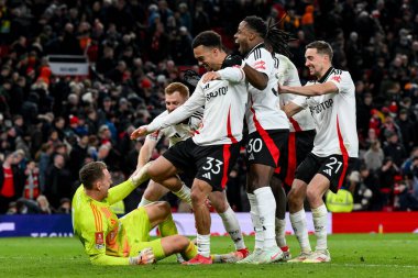 Fulham 'dan Bernd Leno, 2 Mart 2025' te Old Trafford, Manchester, İngiltere 'de oynanan 5. Raund Manchester United Fulham maçında takım arkadaşlarıyla penaltıları kazandıktan sonra kutluyor.