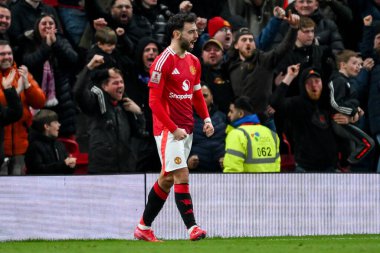 Manchester United takımından Bruno Fernandes, 2 Mart 202 'de Old Trafford, Manchester, Birleşik Krallık' ta oynanan 5. Raund Manchester United maçında 1-1 'lik galibiyet golünü kutluyor.