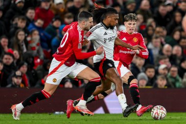 Fulham 'dan Alex Iwobi, Manchester United - Old Trafford, Manchester, Birleşik Krallık, 2 Mart 2025' te oynanan 5. Raundda Manchester United - Fulham maçında Manchester United ve Manchester United 'dan Diogo Dalot ve Alejandro Garnacho ile top mücadelesi veriyor.