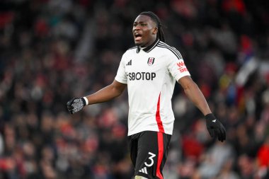 Fulham 'dan Calvin Bassey, 2 Mart 2025 tarihinde Birleşik Krallık Old Trafford' da oynanan 5. Raund Manchester United maçında takımına talimat verdi.