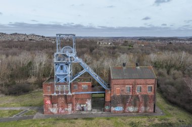 3 Mart 2025 'te İngiltere' deki madencilerin grevinin 40. yıldönümünde Barnsley Maden ocağı başlığı ve sarmal takımının hava görüntüsü anıldı.. 
