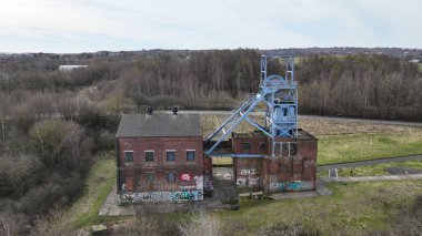 3 Mart 2025 'te İngiltere' deki madencilerin grevinin 40. yıldönümünde Barnsley Maden ocağı başlığı ve sarmal takımının hava görüntüsü anıldı.