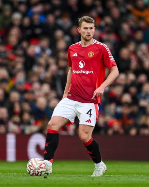 Manchester United takımından Matthijs de Ligt, Birleşik Krallık 'ın Old Trafford kentinde oynanan 5. Raund Manchester United - Fulham maçında topu kırıyor.